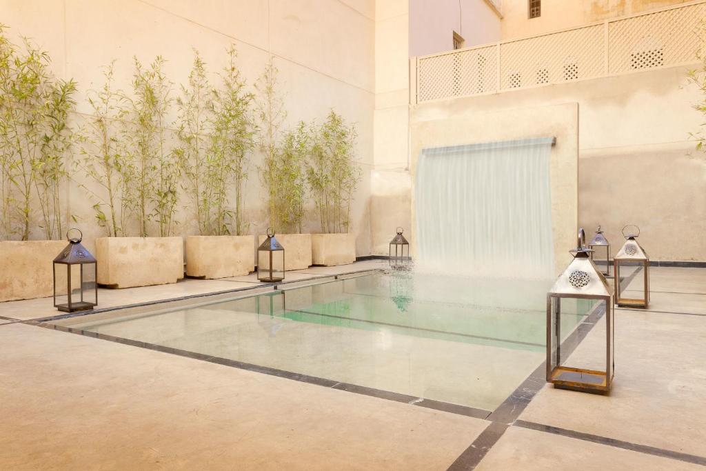 - une piscine dans un bâtiment arboré dans l'établissement Riad Palais Bahia Fes, à Fès