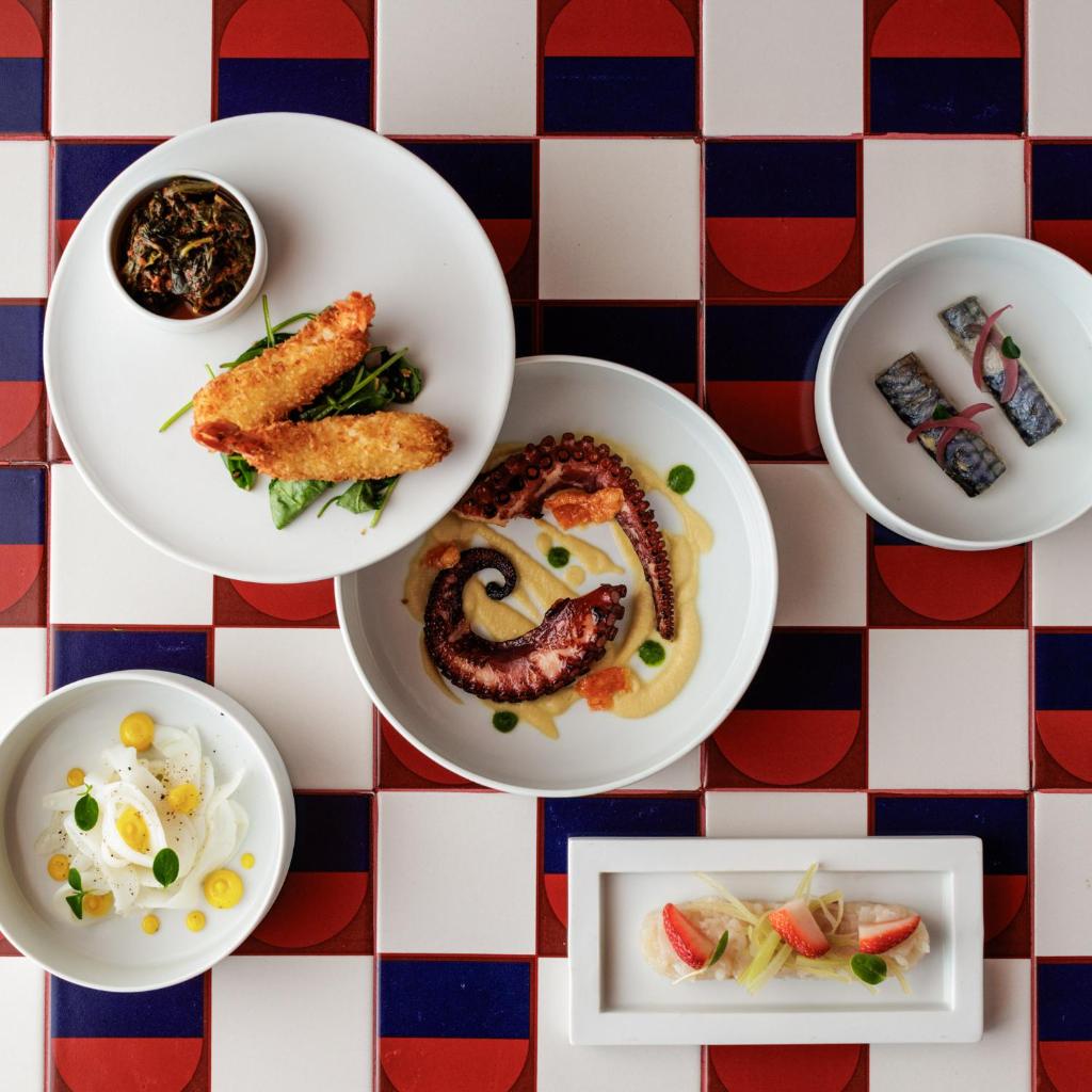quatre assiettes de nourriture sur une table à carreaux dans l'établissement La Roqqa, à Porto Ercole 87 autres photos