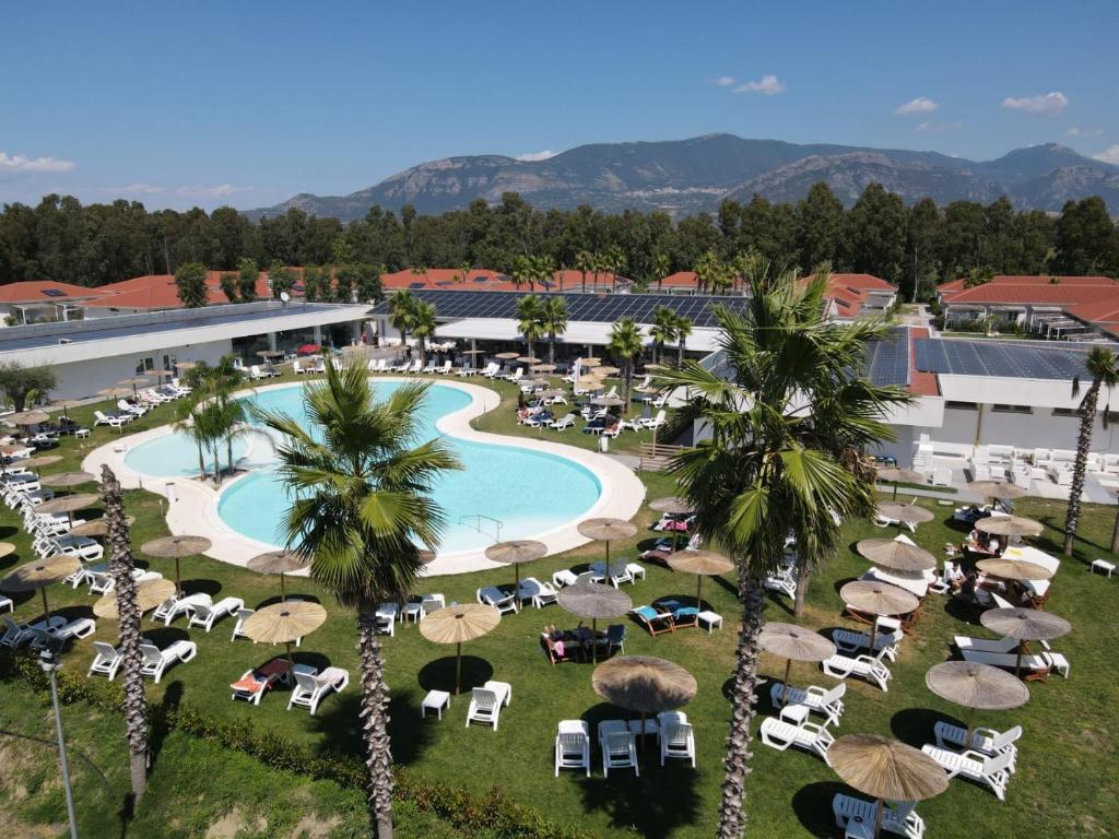 une vue aérienne d'un complexe avec piscine et palmiers dans l'établissement Resort Acqua di Venere, à Paestum