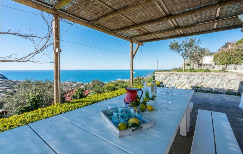 une table avec des boissons et un bol de fruits dessus dans l'établissement Villa INARIME, à Ischia