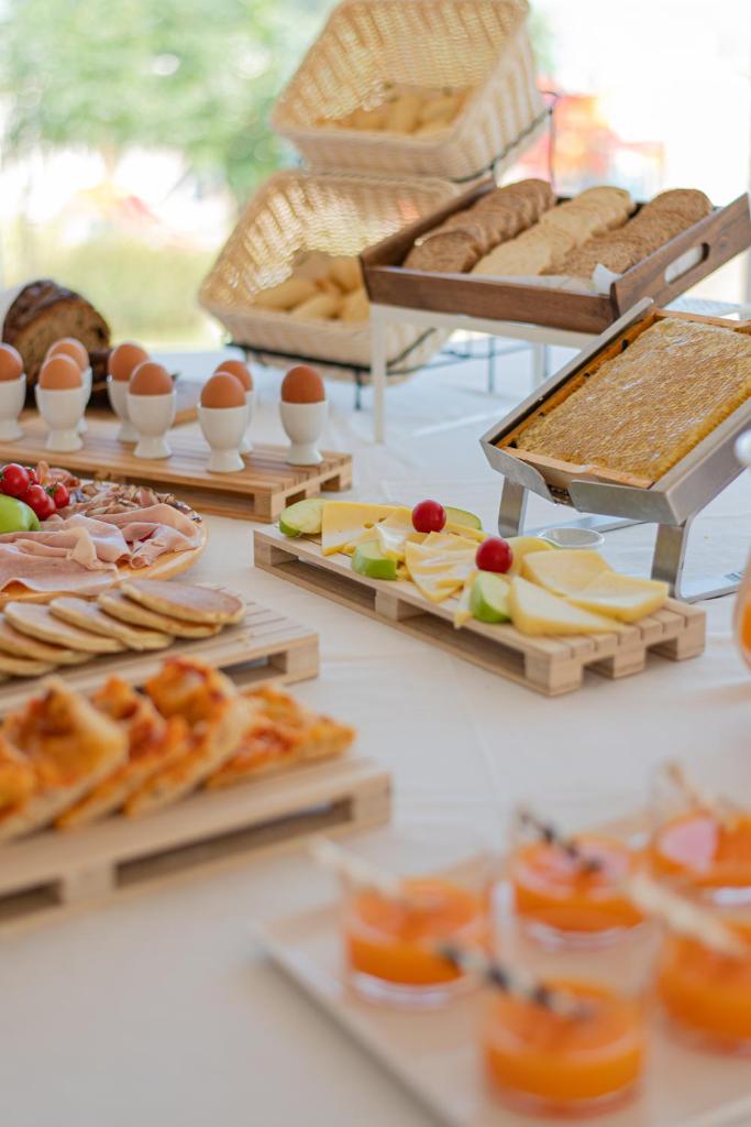 une table garnie de nombreux types d'aliments différents dans l'établissement Ambasciatori Hotel - Beach Front -Breakfast XXL & Brunch until 12 30pm, à Misano Adriatico