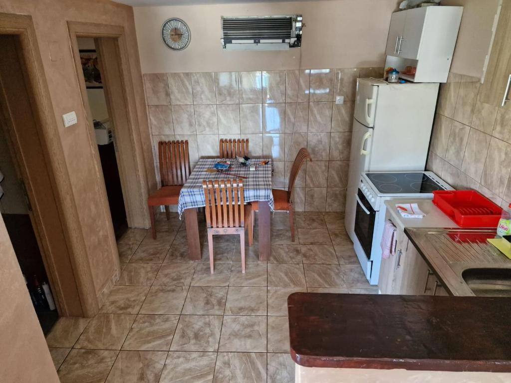Lakeside oasis home Karuc 7