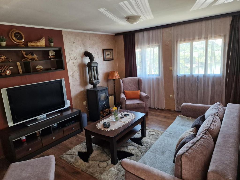 Lakeside oasis home Karuc 8