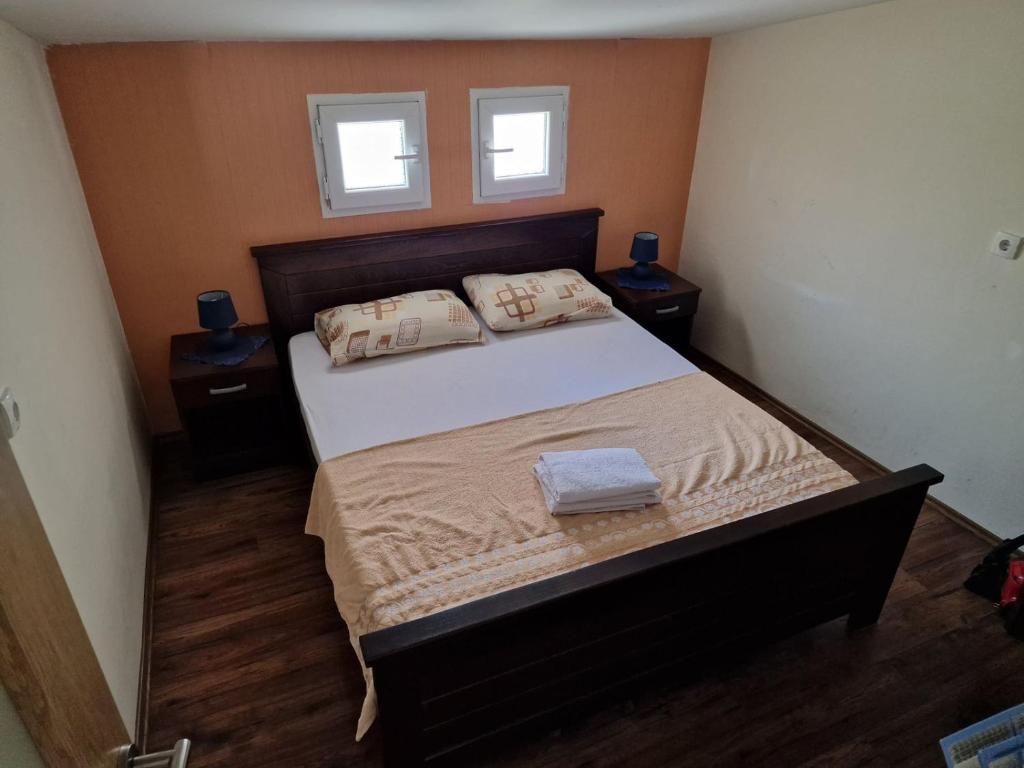 Lakeside oasis home Karuc 2