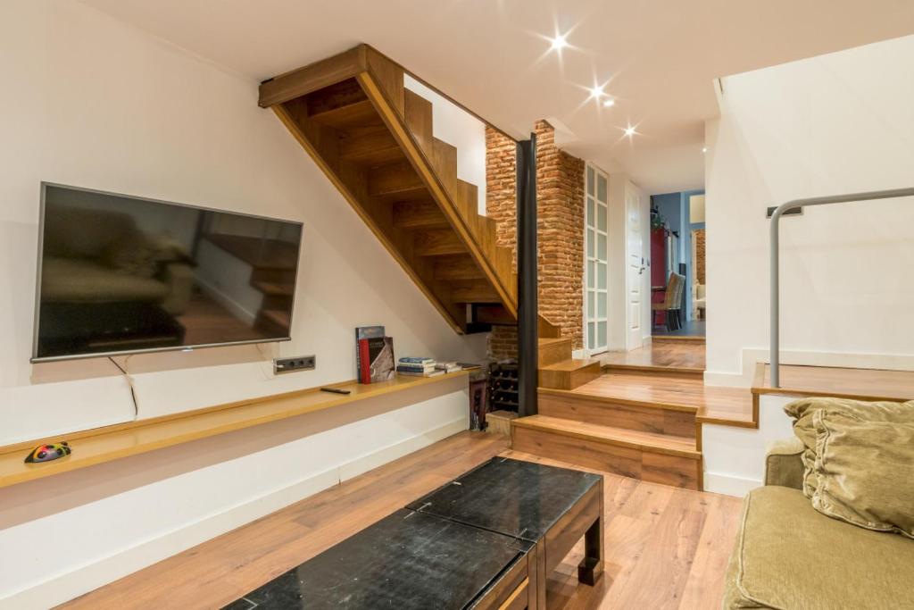 Downtown Duplex - 2 Bedrooms 2 Bathrooms - Opera 4