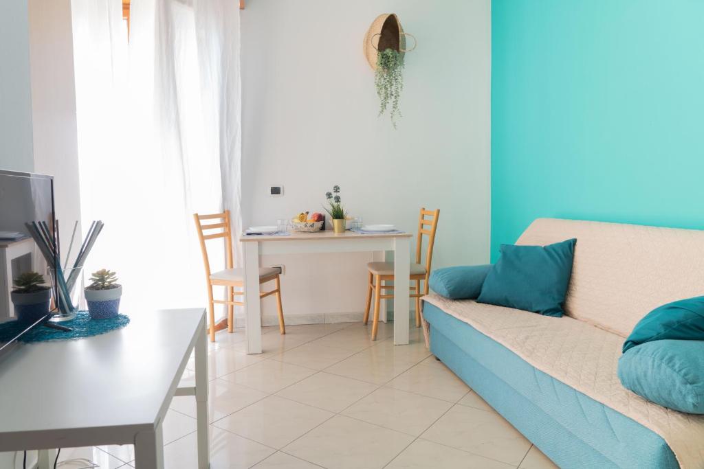 un salon avec un canapé et une table dans l'établissement Residence Yellow, à Rimini