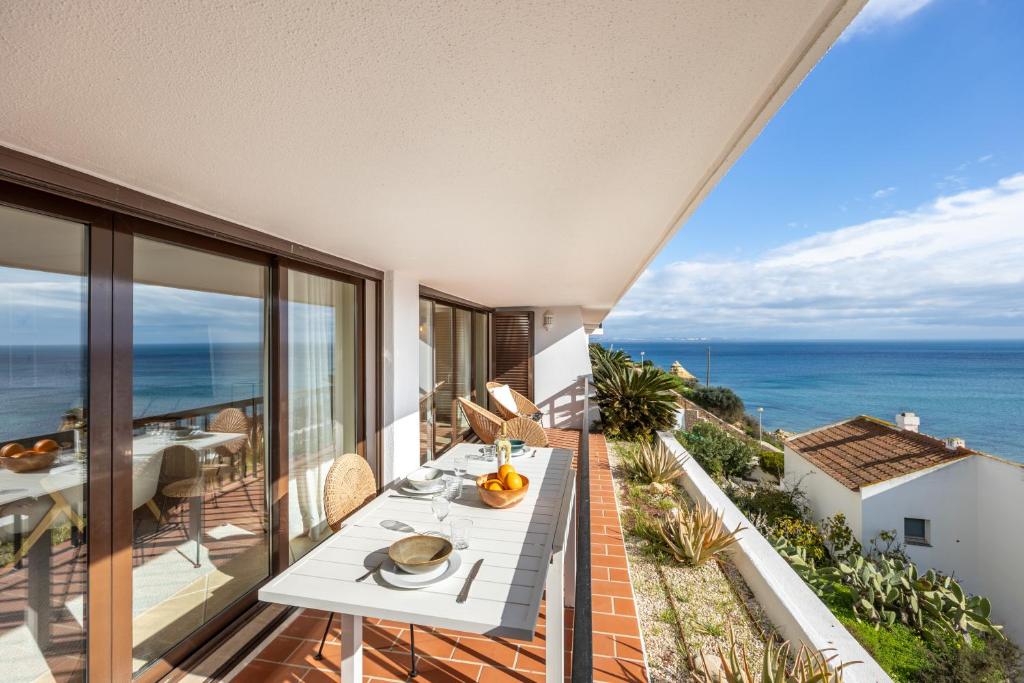 Stuning Views 2BR Apt, Beach access, Parking 1