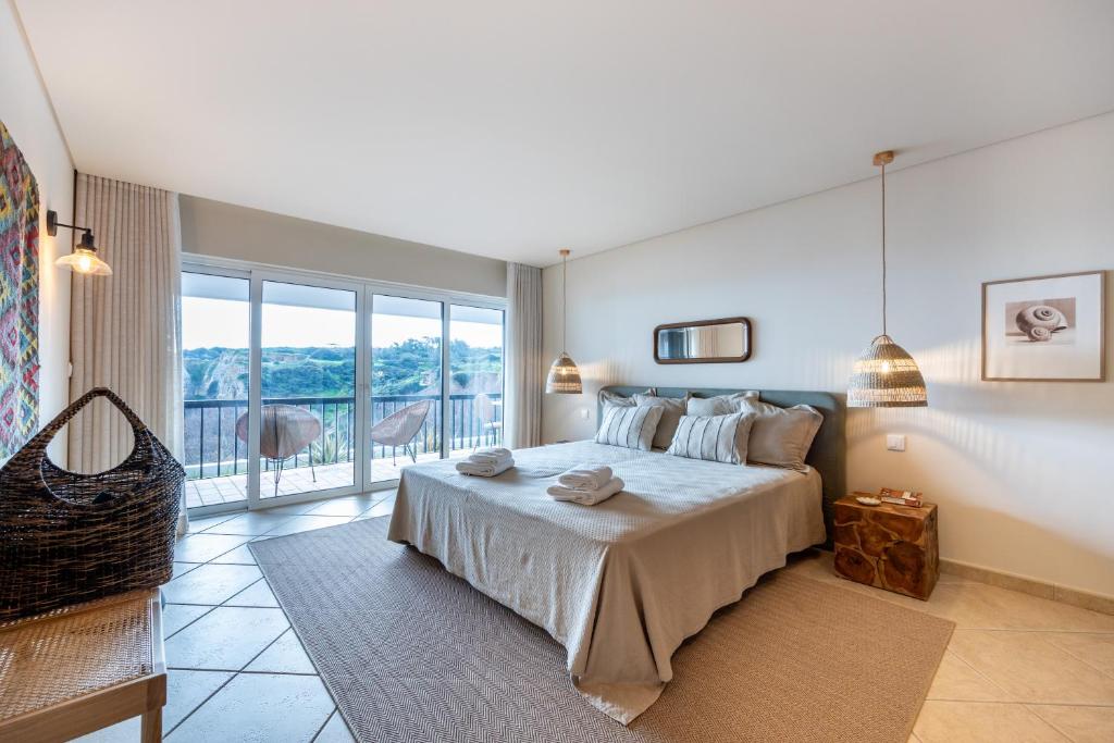 Stuning Views 2BR Apt, Beach access, Parking 7