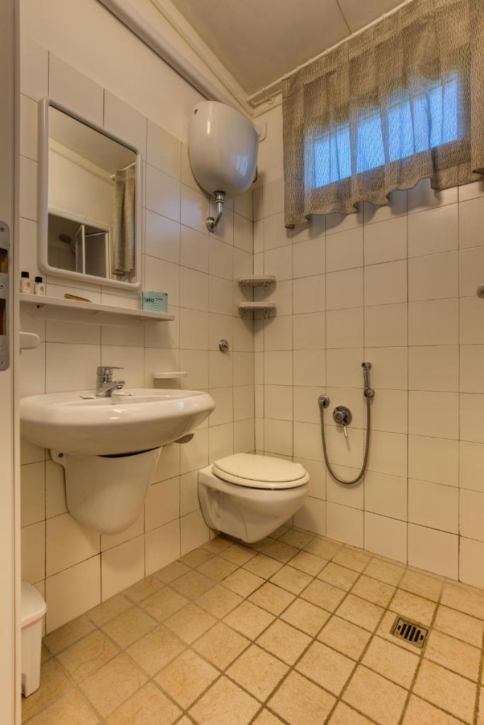 une salle de bain avec toilettes et lavabo dans l'établissement Grotta del Saraceno, à Vasto 76 autres photos