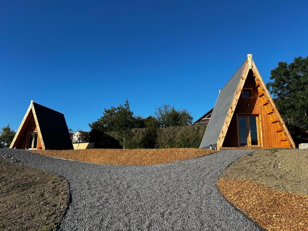 une maison avec un toit de chaume sur gravier dans l'établissement Cabane Ardennaise, à Fromelennes 11 autres photos