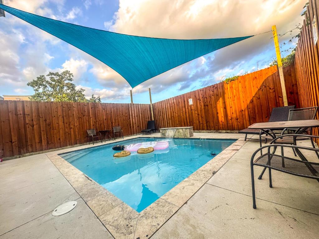 New 4 Bed luxury house w/Private Heated Pool Image