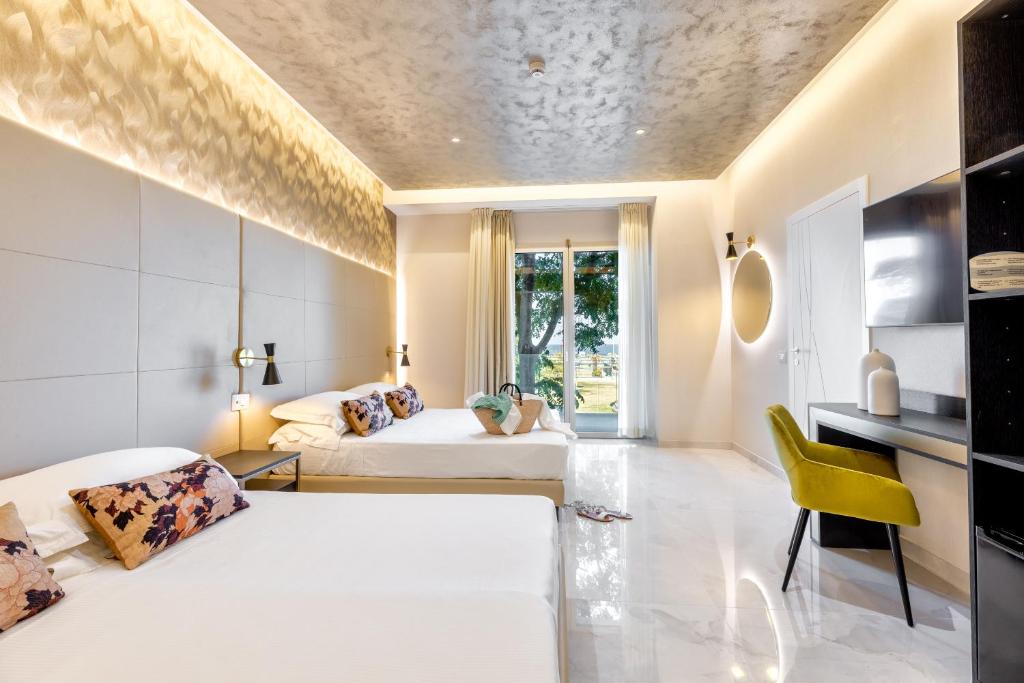 une chambre d'hôtel avec deux lits et une cuisine dans l'établissement Hotel Mondial, à Rimini