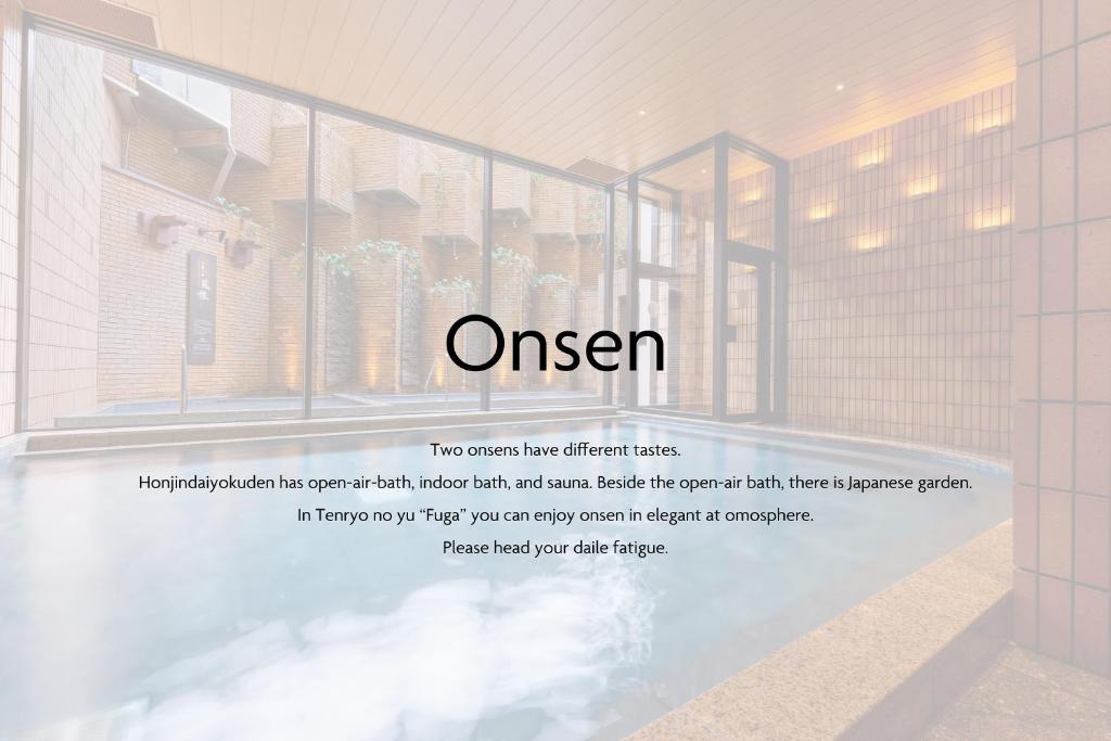 - une fenêtre avec vue sur une chambre dans l'établissement Hida Takayama Onsen Takayama Green Hotel - KEIO GROUP HOTELS -, à Takayama
