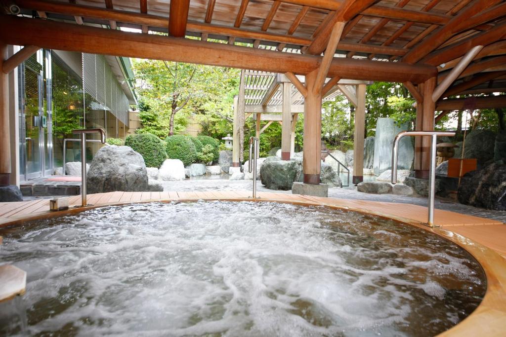 un jacuzzi au milieu d'un bâtiment dans l'établissement Hida Takayama Onsen Takayama Green Hotel - KEIO GROUP HOTELS -, à Takayama 37 autres photos