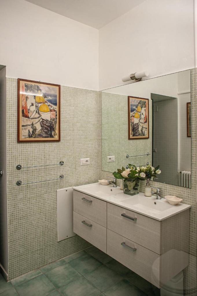 une salle de bain avec un lavabo et un miroir dans l'établissement Villa Margi, à Vico Equense