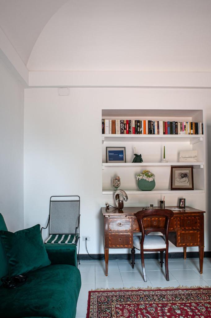 - un salon avec un canapé vert et un bureau dans l'établissement Villa Margi, à Vico Equense