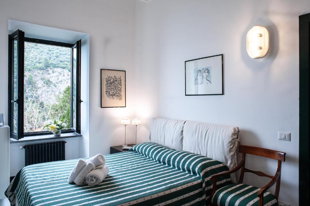 - une chambre avec un lit et une fenêtre avec des serviettes dans l'établissement Villa Margi, à Vico Equense 69 autres photos