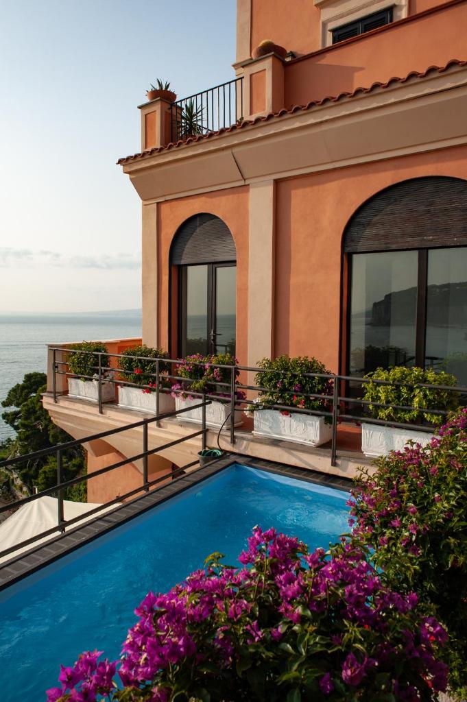 - une piscine sur le balcon d'un immeuble fleuri dans l'établissement Villa Margi, à Vico Equense