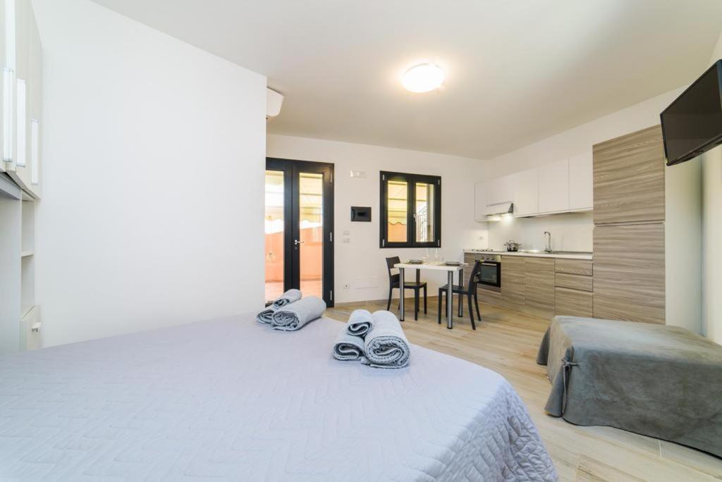 une chambre avec un grand lit et une cuisine dans l'établissement Casa Vacanze Maraldo, à Marina di Camerota