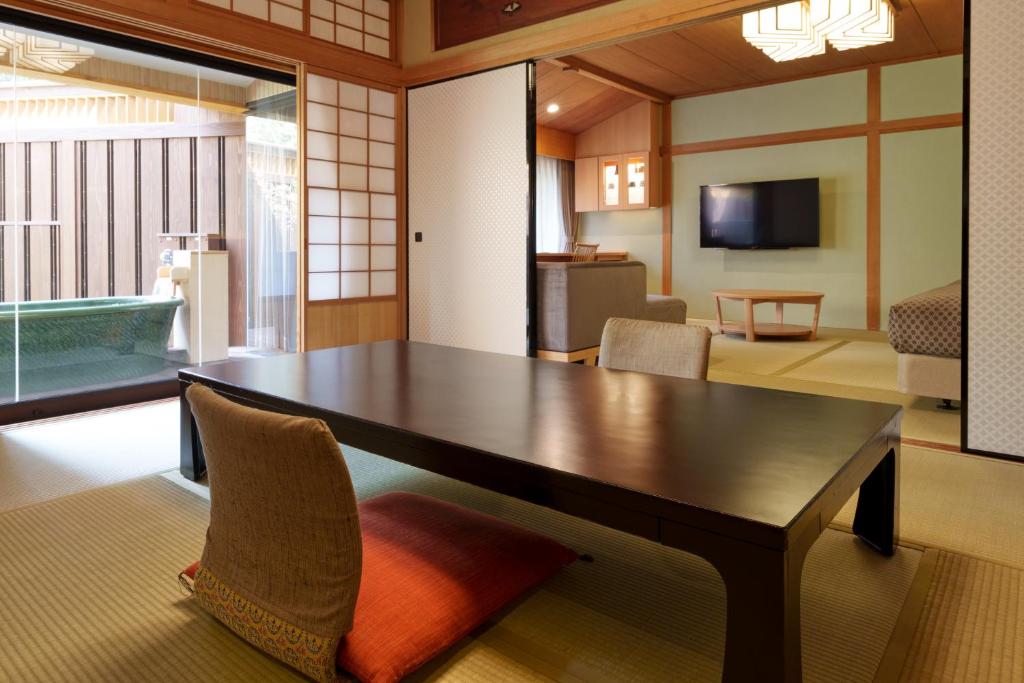 une salle à manger avec une table et un salon dans l'établissement Matsudaya Hotel, à Yamaguchi