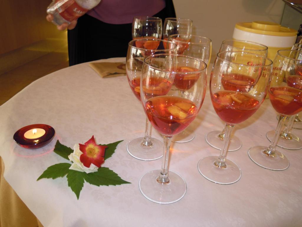 un groupe de verres à vin assis sur une table dans l'établissement Beach Hotel Du Lac Malcesine, à Malcesine