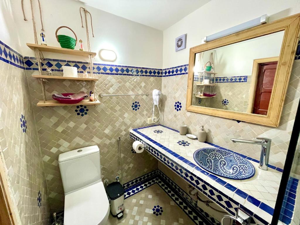 une salle de bain avec un lavabo et des toilettes dans l'établissement Riad Noor Medina, à Fès 37 autres photos