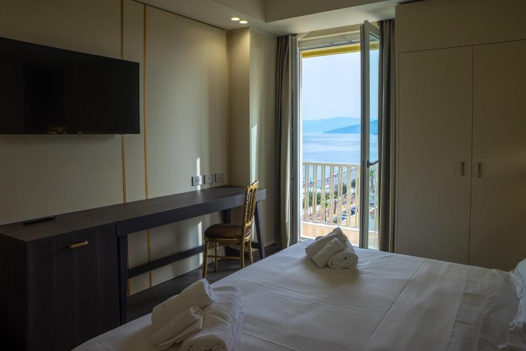 une chambre d'hôtel avec un lit et une vue sur l'océan dans l'établissement Hotel Palace, à Catanzaro Lido