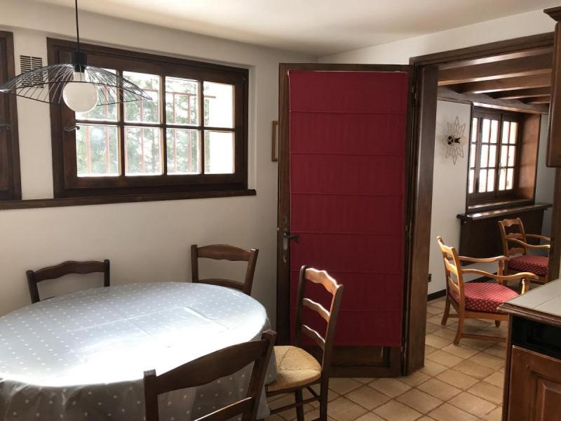 une salle à manger avec une table et une porte rouge dans l'établissement Grangettes, aux Carroz d'Arâches 14 autres photos
