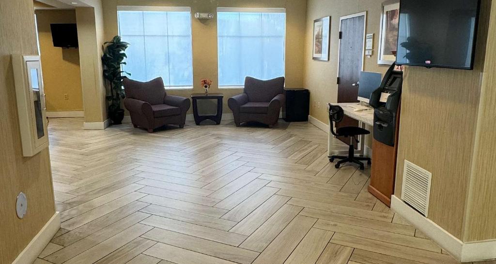 Best Western PLUS Hannaford Inn & Suites Image