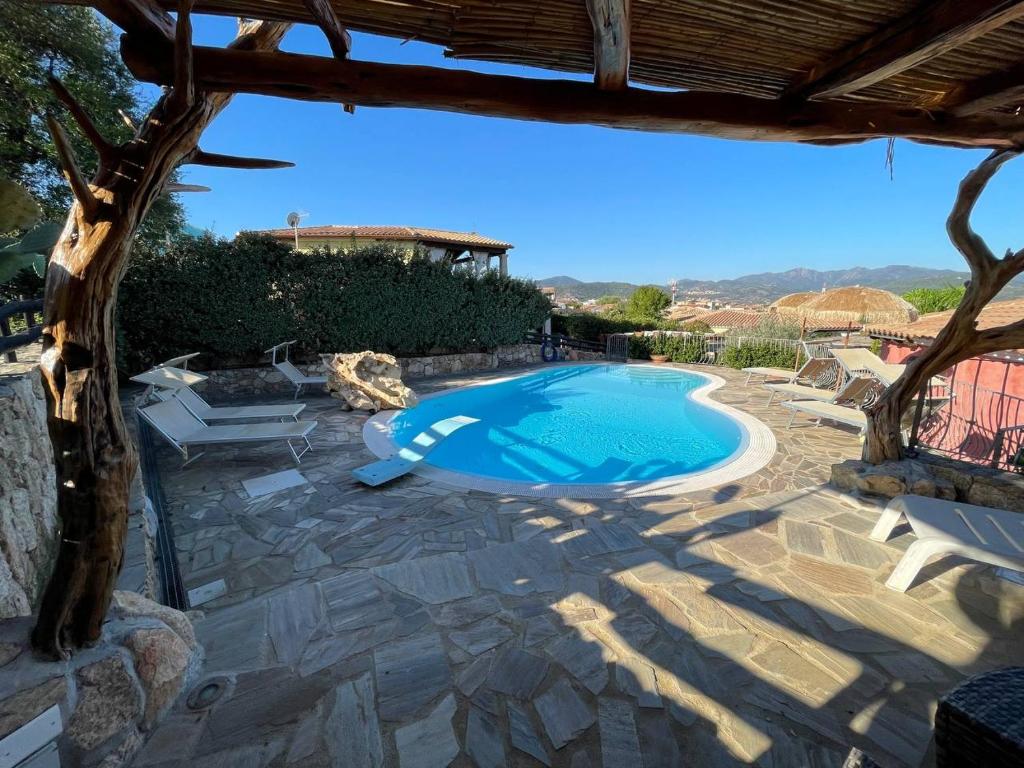 une piscine au milieu d'une cour dans l'établissement villa elena piscina privata, à Tanaunella