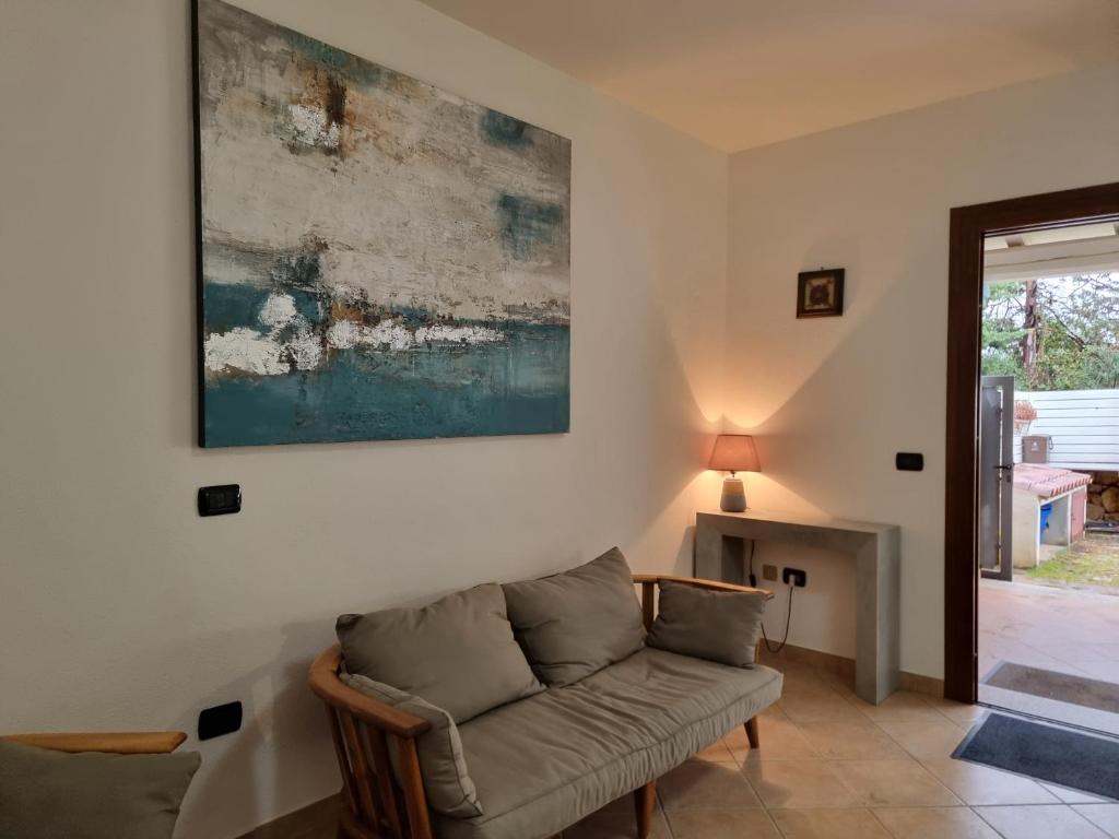 un salon avec un canapé et un tableau au mur dans l'établissement Res S'Abbaida C1 con Piscina Privata, à Tanaunella 30 autres photos