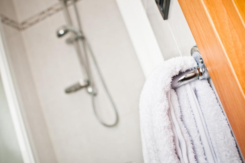 - une serviette suspendue à une porte dans la salle de bains dans l'établissement Hotel Milan, à Rosolina Mare 24 autres photos