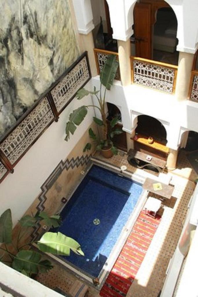 une vue aérienne d'une piscine dans une maison dans l'établissement Riad Chalymar, à Marrakech