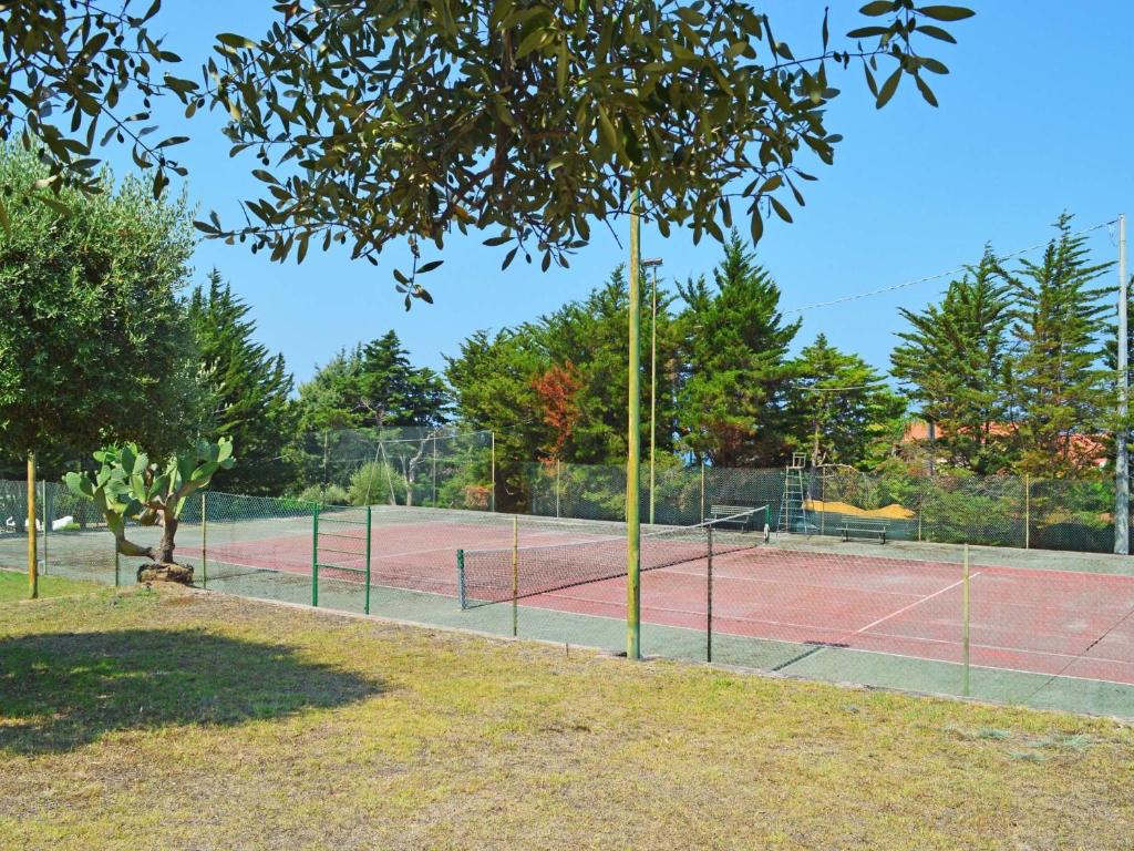 - un court de tennis avec 2 courts dans l'établissement Villa Tullio, à Capo dʼOrlando