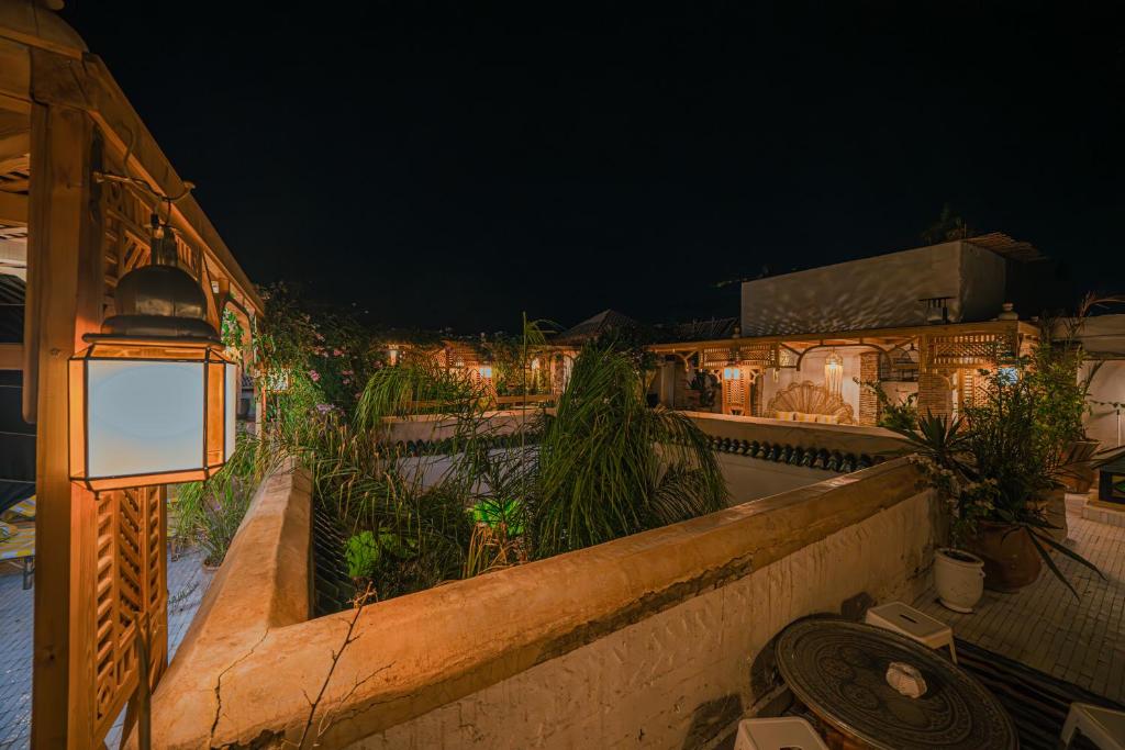 - une vue sur le patio la nuit dans l'établissement Riad Tibibt, à Marrakech
