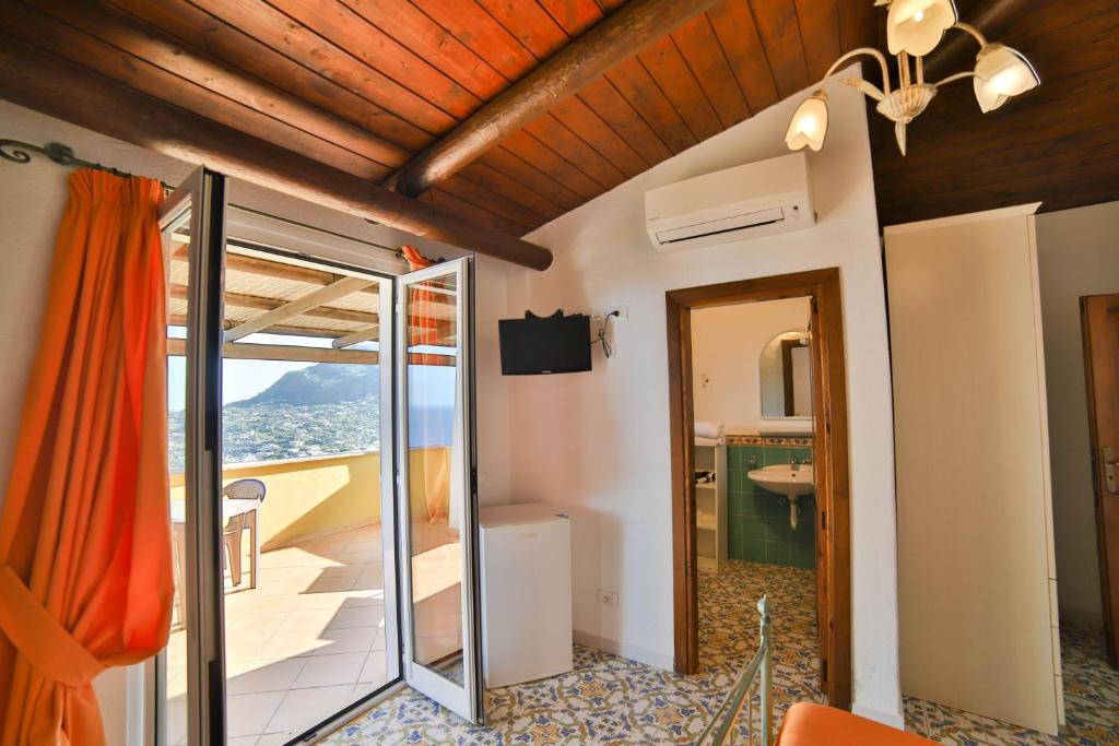 Cette chambre offre une vue sur le balcon d'une maison. dans l'établissement Sweetposeidon, à Ischia