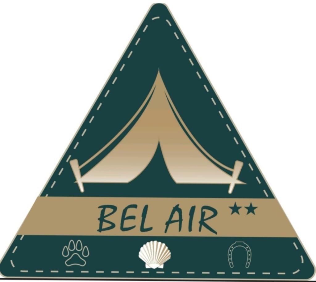 un panneau avec une tente et les mots «cloche» dans l'établissement CABANE INSOLITE et COCOONING 2 personnes-CAMPING LE BEL AIR- L'ERABLE, à Limogne-en-Quercy