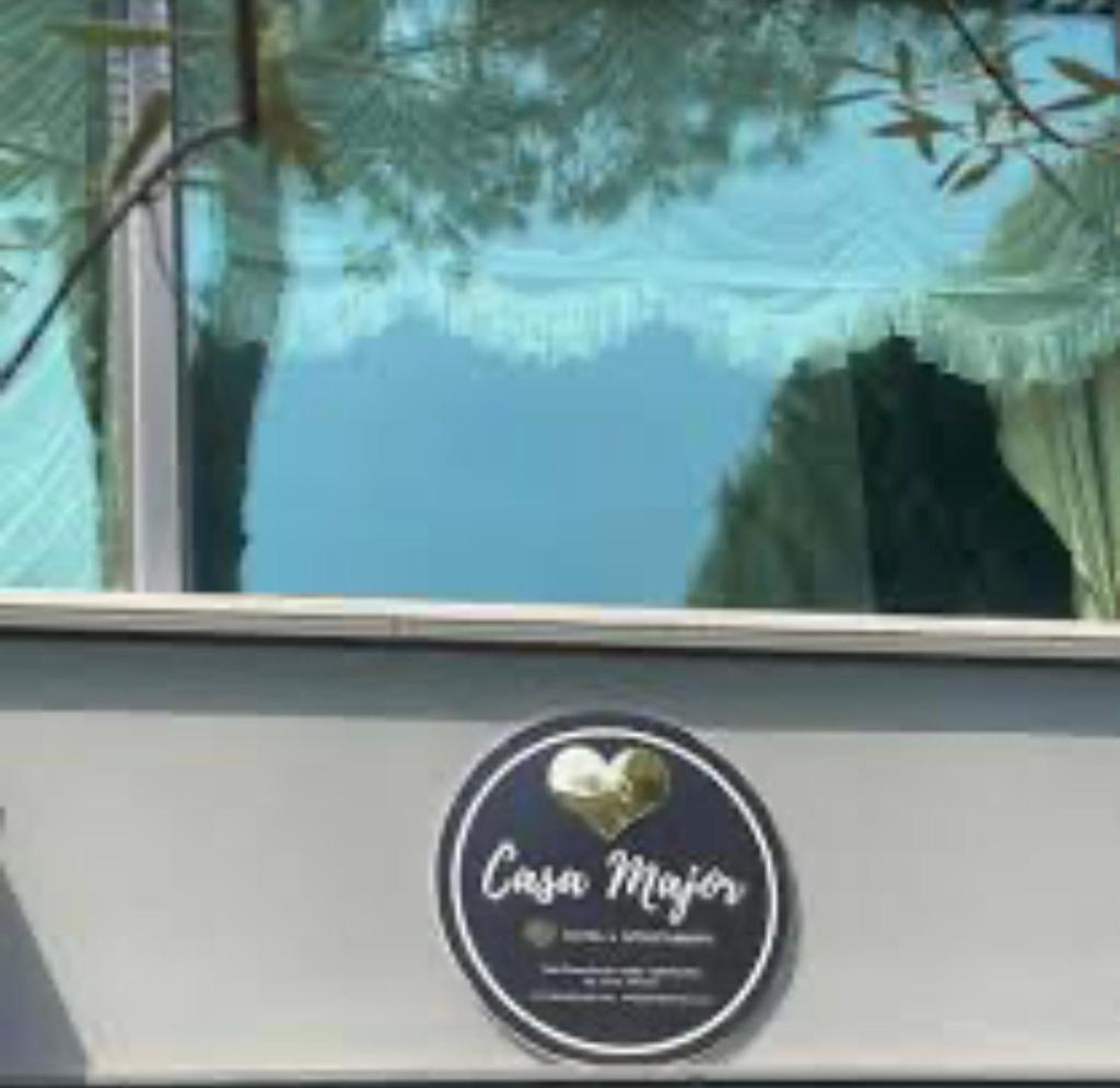 un autocollant sur une fenêtre avec un cœur dans l'établissement CASA MAJOR Hotel & Appartamenti CERVIA, à Cervia