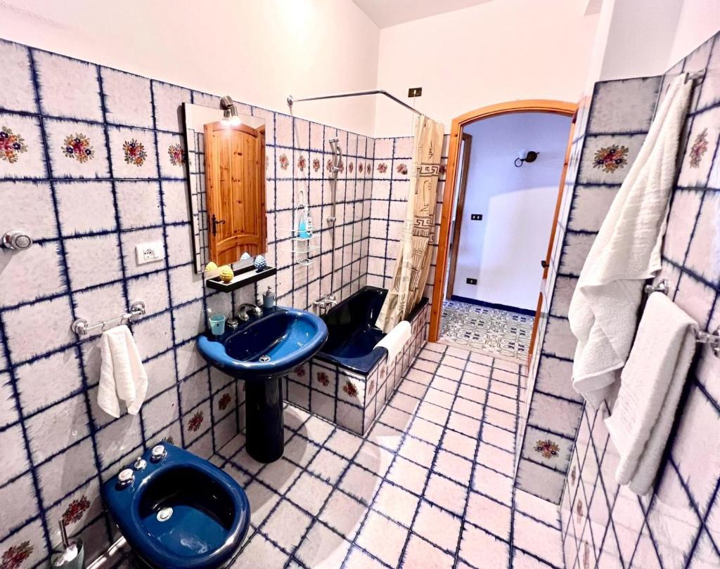 une salle de bain avec un lavabo bleu et des toilettes dans l'établissement Villa La Terrazza Sul Mare di Trabia, à Trabia