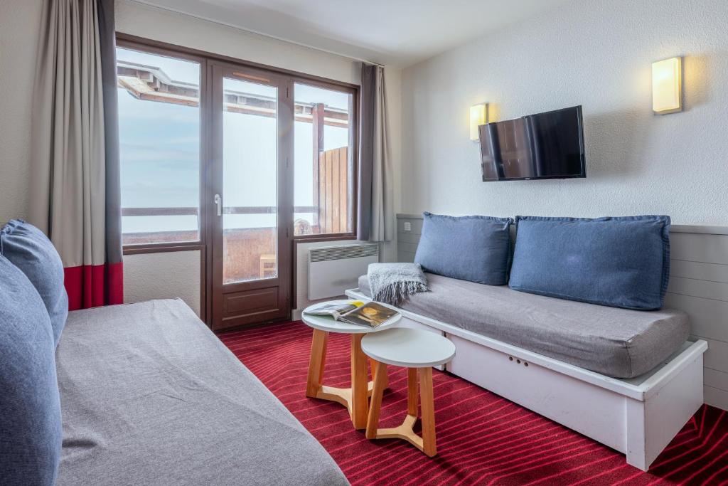 un salon avec un canapé et une télévision dans l'établissement Résidence Pierre & Vacances Antarès, à Avoriaz
