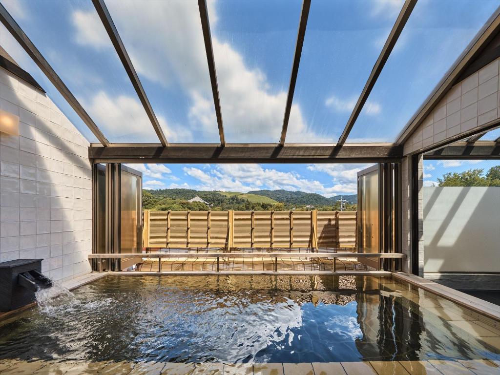 - une piscine dans une maison avec une grande fenêtre dans l'établissement Wakasa Annex, à Nara
