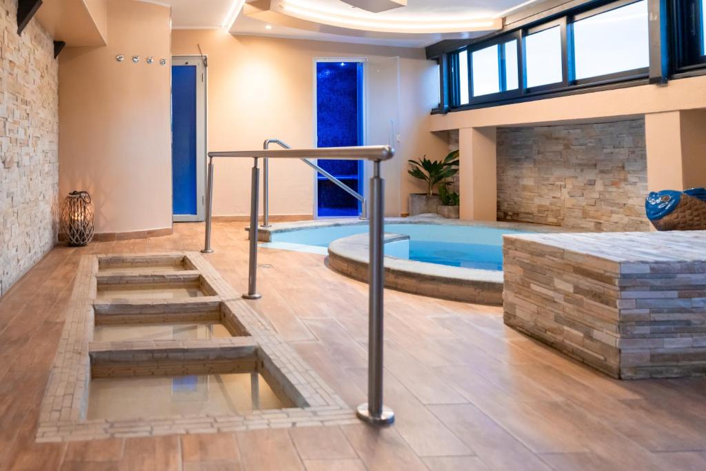 Cette chambre dispose d'une piscine avec un bain à remous. dans l'établissement Hotel Parigi & Spa, à Bordighera