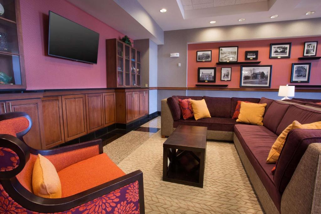 Drury Inn & Suites Cincinnati Sharonville Image