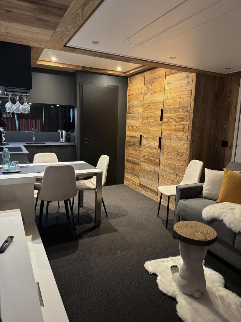 un salon avec un canapé et une table dans l'établissement TIGNES - VAL D'ISERE - SKI au PIED, à Tignes