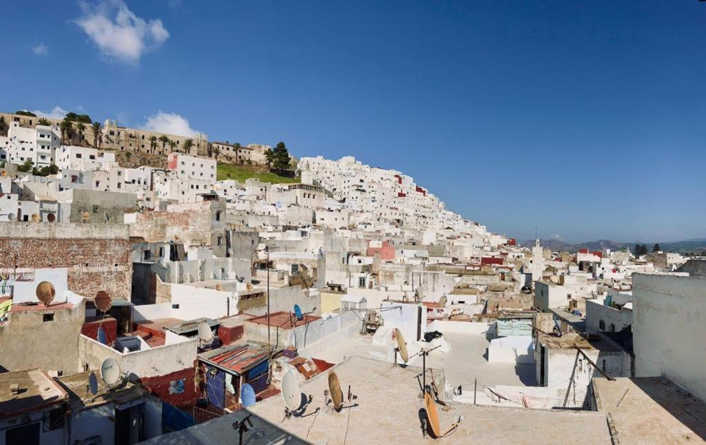 - une vue sur une ville avec des bâtiments sur une colline dans l'établissement Riad Amelia - Lalla Amelia Room, à Tetouan