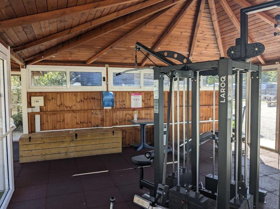 - une salle de sport dans un bâtiment doté d'un plafond en bois dans l'établissement Mobil home 685 3 chambres Siblu La Réserve, à Gastes 17 autres photos