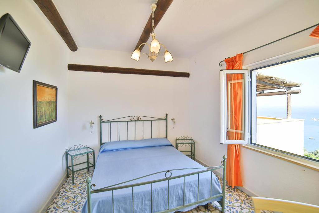 une chambre avec un lit et une fenêtre dans l'établissement Sweetposeidon, à Ischia 184 autres photos
