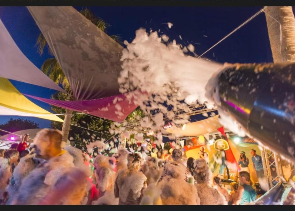 Une foule de gens à un festival de musique la nuit dans l'établissement Mobil home le Montourey, à Fréjus 8 autres photos