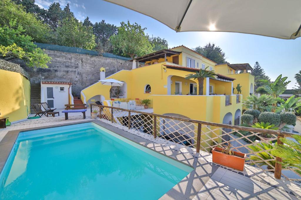 une villa avec piscine et une maison dans l'établissement Sweetposeidon, à Ischia