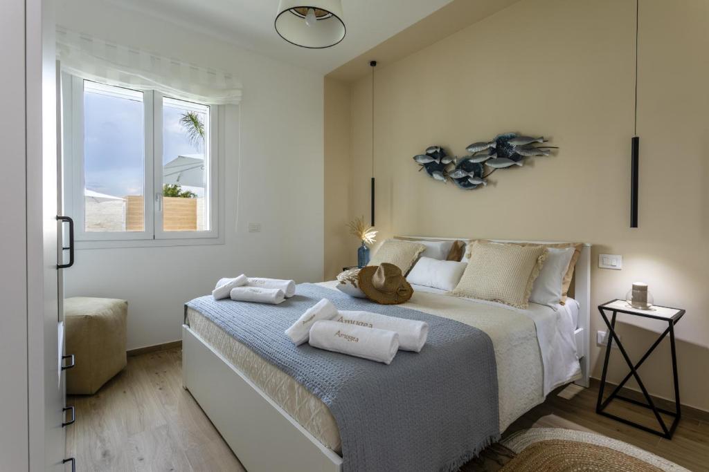 une chambre avec un lit avec un ours en peluche dessus dans l'établissement Villa Amugea - IsulaTravel, à Ispica